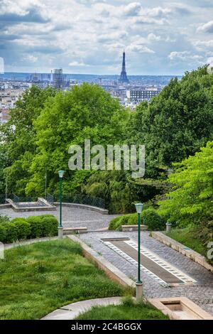 Der leere Belleville Park, verlassen mit dem Eiffelturm während der Haft wegen covid19, Europa, Frankreich, Paris. Stockfoto