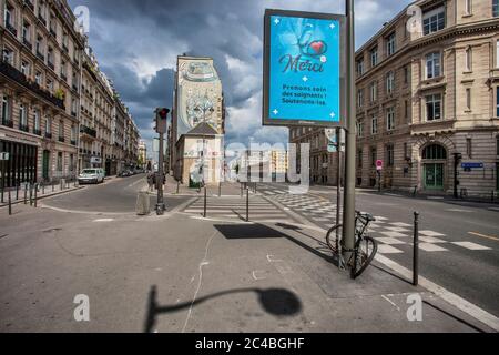 Danke Poster für Pflegekräfte, leere Rue Lafayette, Wüste während der Haft wegen covid19, Europa, Frankreich, Paris. Stockfoto