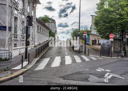 Leere Straße in Paris 75020 während der Haft auf D-1. Stockfoto