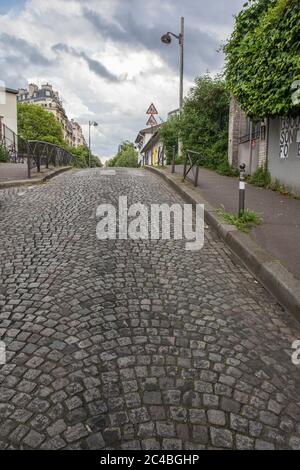 Leere Straße in Paris 75020 während der Haft auf D-1. Stockfoto