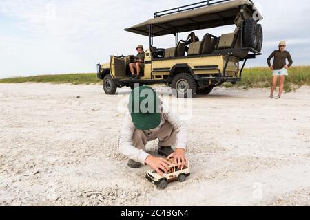 6 Jahre alter Junge spielt mit Spielzeug, Nxai Pan, Botswana Stockfoto