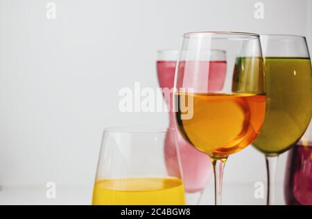Gläser mit bunten Getränken auf weißem Hintergrund. Stockfoto
