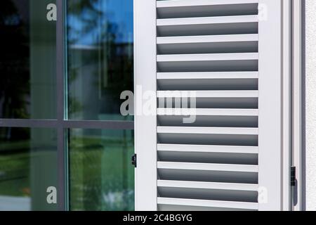 Fensterläden aus Holz in grauer Farbe, Nahaufnahme des Äußeren des Hauses im italienischen Stil. Stockfoto
