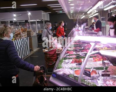 Metzger in einem Markt Stockfoto