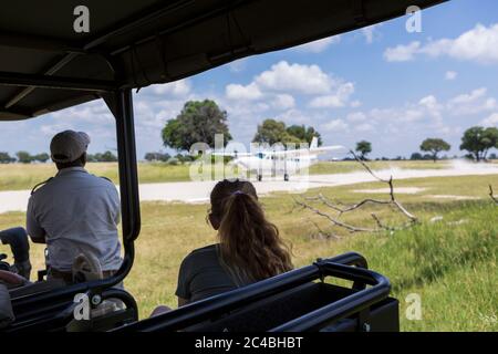 bush-Flugzeug auf Feldbahn, Landung, Botswana Stockfoto