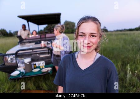 Porträt eines 13-jährigen Mädchens auf Safari, Botswana