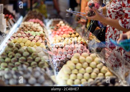 Marzipan und Schokoladenbonbons auf dem traditionellen weihnachtsmarkt in Budapest. Selektiver Fokus. Stockfoto