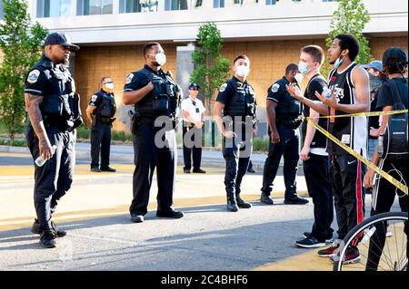 Washington, DC, USA. Juni 2020. 24. Juni 2020 - Washington, DC, USA: Polizeiwache hält die Öffentlichkeit nördlich der I Street und 16th Street, am Black Lives Matter Plaza. Quelle: Michael Brochstein/ZUMA Wire/Alamy Live News Stockfoto