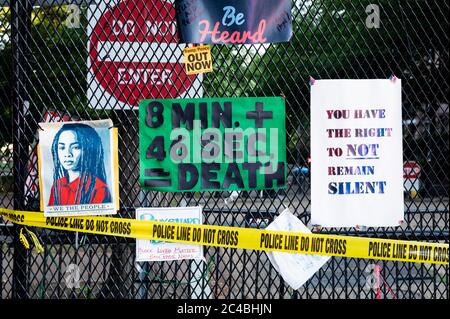 Washington, DC, USA. Juni 2020. 24. Juni 2020 - Washington, DC, USA: Schilder am Zaun, der den Lafayette Park in der Nähe des Black Lives Matter Plaza umgibt. Quelle: Michael Brochstein/ZUMA Wire/Alamy Live News Stockfoto
