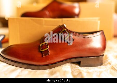 Elegante klassische Männer formale Schuhe, braunes Leder - Herrenmode - Online-Shopping Stockfoto