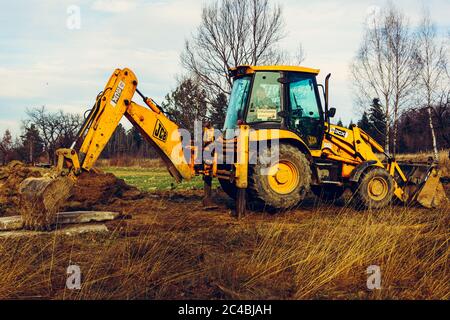 Trostjanez, Ukraine 20. Dezember 2019: Bagger gräbt Boden in einem Dorf auf einem privaten Hof.2020 Stockfoto