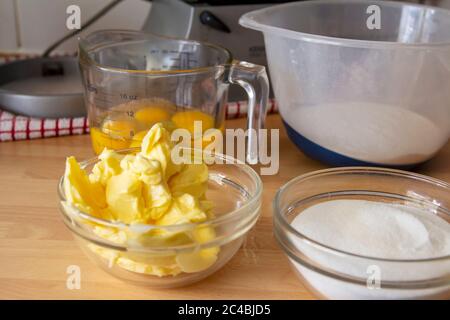 Kuchen Zutaten bereit zum Backen ein Victoria Sandwich gemischt werden Stockfoto