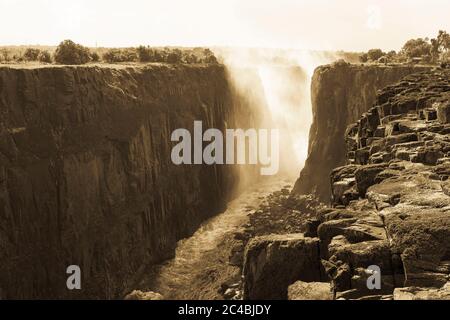 Victoria Falls von der sambischen Seite, tiefe Flussschlucht mit vertikalen Seiten und Nebel von taumelnden Wasser. Stockfoto