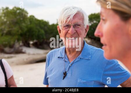 Ein älterer Mann in einem blauen Hemd und eine reife Frau im Urlaub in Botswana. Stockfoto