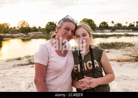 Eine ältere Frau und ein Teenager Mädchen, Großmutter und ihre zwölfjährige Enkelin im Urlaub. Stockfoto