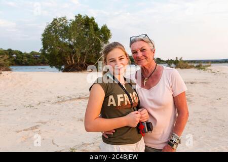 Eine ältere Frau und ein Teenager Mädchen, Großmutter und ihre zwölfjährige Enkelin im Urlaub. Stockfoto