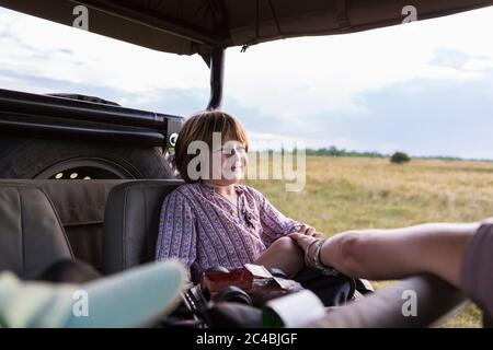 Ein fünfjähriger Junge auf Safari, in einem Jeep in einem Wildreservat Stockfoto