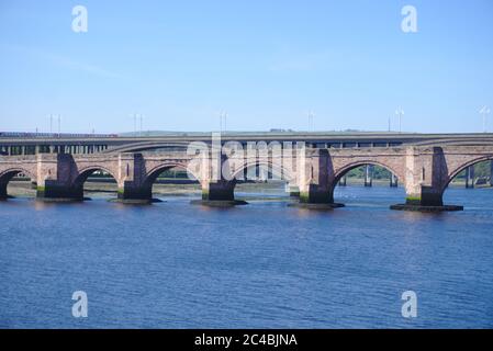 Straßen- und Eisenbahnbrücken über den River Tweed in Berwick-upon-Tweed, Northumberland, Großbritannien. Stockfoto