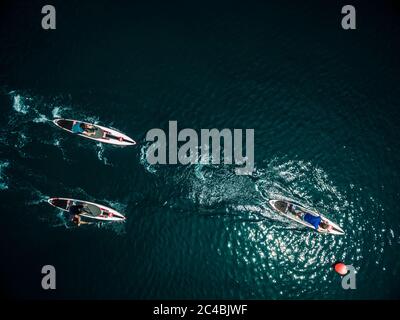 Luftaufnahme einer Gruppe von Menschen auf Paddelbrettern. Stockfoto