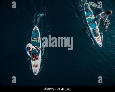 Luftaufnahme von zwei Personen auf Paddelbrettern. Stockfoto