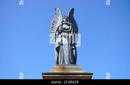 Bronze geflügelte Figur auf einem Kriegsdenkmal in Castlegate, Berwick-upon-Tweed. Stockfoto