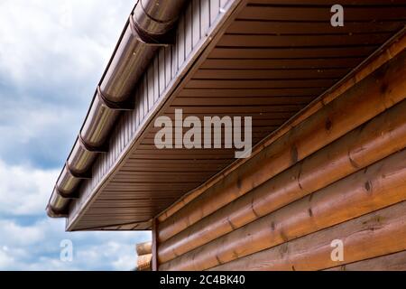 Sturmrinne Dach Blockhaus braun Gebäude Details aus der Nähe. Stockfoto