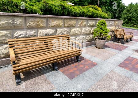 Garten mit Sitzbank aus Stein und Holz gemacht Stockfotografie - Alamy