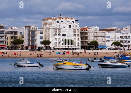 SÃO MARTINHO DO PORTO, PORTUGAL - JUNI, 11 2020: Erholungsboote in einer Bucht - beliebtes Strandresort mit goldenem Sand in der Westregion Stockfoto