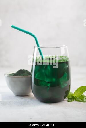 Grünes Getränk mit einzelnen Zellalgen Chlorella vorbereitet. Entgiften Sie Superfood im Glas Stockfoto