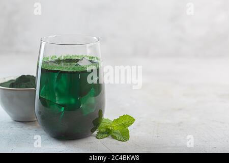 Grünes Getränk mit einzelnen Zellalgen Chlorella vorbereitet. Detox Superfood im Glas mit Kopierraum Stockfoto