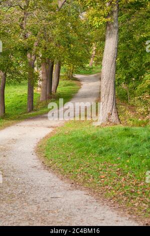 Felder und Wasser tragen zur Schönheit des Bildes bei. Stockfoto