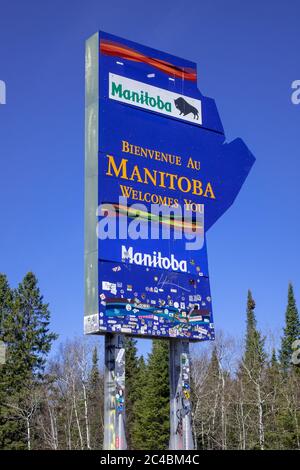 Manitoba Provincial Boundary Willkommen Schild Zwischen Ontario Und Manitoba Kanada Auf Dem Trans Canada Highway Stockfoto