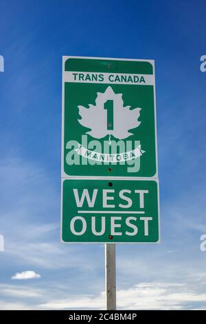 Trans Canada Highway Road Marker In Manitoba Auf Highway 1 In Richtung Westen Stockfoto