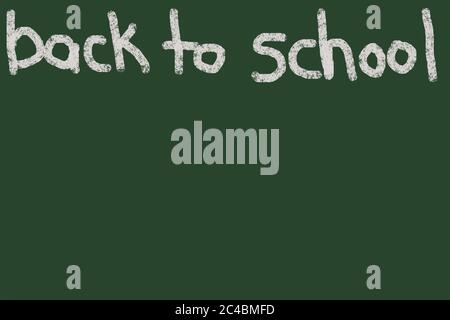 'Back to School' auf einer Tafel mit kindlichem Druck in Kreide für Hintergrundgrafik geschrieben, Platz für Ihren Text Stockfoto