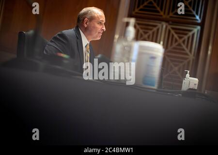 Der amtierende US-Kommissar für Zoll- und Grenzschutz (CBP) Mark Morgan bezeugt bei einer Anhörung des US-Senats für die Überwachung des Homeland Security and Governmental Affairs Committee, bei der die US-Zollbehörde (CBP) auf dem Capitol Hill in Washington, USA, am 25. Juni 2020 untersucht wird.Quelle: Alexander Drago/Pool via CNP Stockfoto