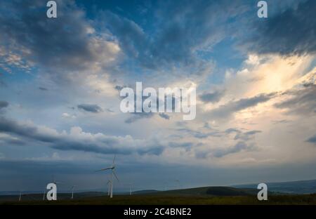 25. Juni 2020, Swansea, Wales. UK Wetter: Dunkler Himmel füllt die Landschaft in Südwales am Ende des heißesten Tages des Jahres. Es wird erwartet, dass in den nächsten Tagen ein Großteil Großbritanniens von Gewittern betroffen sein wird, was schwere Regenfälle und die Gefahr von lokalen Überschwemmungen nach sich ziehen wird. Kredit : Robert Melen/Alamy Live Nachrichten. Stockfoto