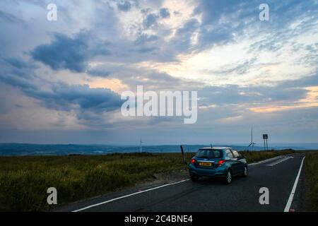 25. Juni 2020, Swansea, Wales. UK Wetter: Dunkler Himmel füllt die Landschaft in Südwales am Ende des heißesten Tages des Jahres. Es wird erwartet, dass in den nächsten Tagen ein Großteil Großbritanniens von Gewittern betroffen sein wird, was schwere Regenfälle und die Gefahr von lokalen Überschwemmungen nach sich ziehen wird. Kredit : Robert Melen/Alamy Live Nachrichten. Stockfoto