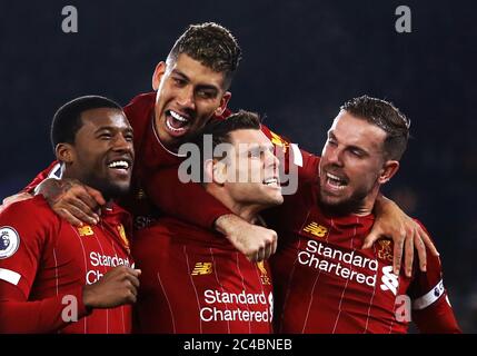 Datei Foto vom 26-12-2019 von Liverpools James Milner (Mitte) feiert das Tor seiner Mannschaft zum zweiten Tor des Spiels gegen Leicester City vom Strafpunkt mit Teamkollegen während des Premier League-Spiels im King Power Stadium, Leicester. Stockfoto