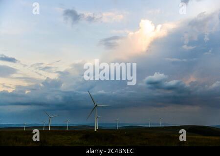 25. Juni 2020, Swansea, Wales. UK Wetter: Dunkler Himmel füllt die Landschaft in Südwales am Ende des heißesten Tages des Jahres. Es wird erwartet, dass in den nächsten Tagen ein Großteil Großbritanniens von Gewittern betroffen sein wird, was schwere Regenfälle und die Gefahr von lokalen Überschwemmungen nach sich ziehen wird. Kredit : Robert Melen/Alamy Live Nachrichten. Stockfoto