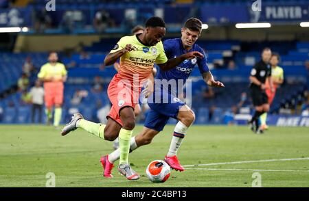 Der Manchester City-Gewinner Raheem Sterling (links) und Chelsea-Gewinner Christian Pulisic (rechts) kämpfen während des Premier League-Spiels in Stamford Bridge, London, um den Ball. Stockfoto