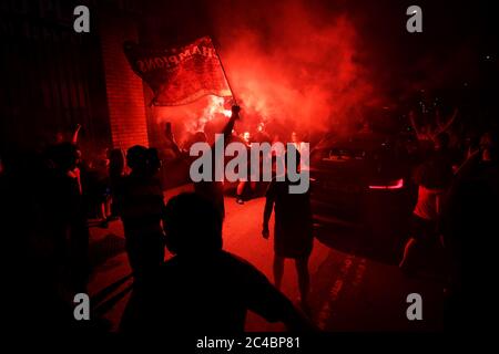 Liverpool Fans lassen vor Anfield, Liverpool, Flares los. Stockfoto