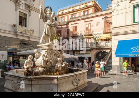 Statue des Heiligen Andreas auf der Piazza del Duomo in Amalfi, Italien. Amalfi und die Amalfiküste sind ein wichtiges Reiseziel. Stockfoto