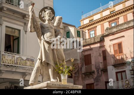 Statue des Heiligen Andreas auf der Piazza del Duomo in Amalfi, Italien. Amalfi und die Amalfiküste sind ein wichtiges Reiseziel. Stockfoto