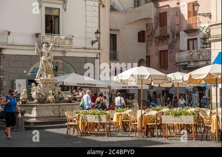 Urbane Szene aus dem stimmungsvollen Amalfi. Amalfi und die malerische Amalfiküste sind ein wichtiges Reiseziel in Italien. Stockfoto