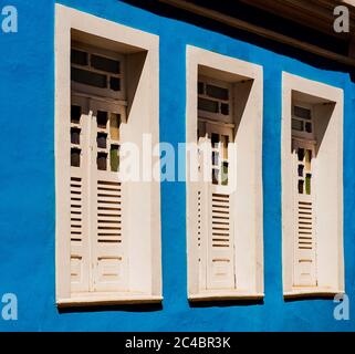 fenster auf einem blauen Gebäude, Salvador, Bahia, Brasilien Stockfoto