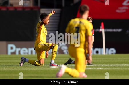 Pierre-Emerick Aubameyang von Arsenal macht sich beim Premier League-Spiel in St. Mary's, Southampton, ein Knie. Stockfoto