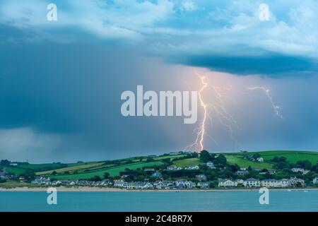 Instow, North Devon, England. Donnerstag 25. Juni 2020. Nach einem heißen und feuchten Sommertag in North Devon bricht das Wetter mit einer spektakulären Blitze über dem Küstendorf Instow. Quelle: Terry Mathews/Alamy Live News Stockfoto
