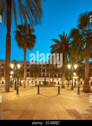 Barcelona bei Nacht oder früh am Morgen. Beleuchtete Plaza Real im gotischen Viertel von Barcelona, Katalonien, Spanien Stockfoto