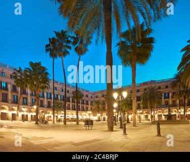 Barcelona bei Nacht, Panorama-Bild der beleuchteten Plaza Real in der gotischen Viertel von Barcelona, Katalonien, Spanien Stockfoto