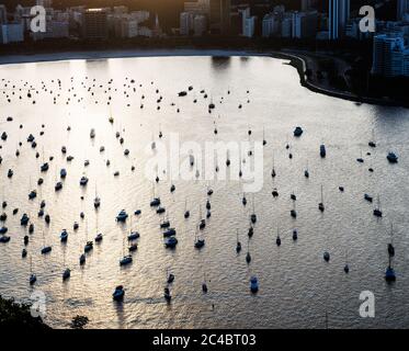 Guanabara Bay, in Rio de Janeiro am Abend, Brasilien Stockfoto